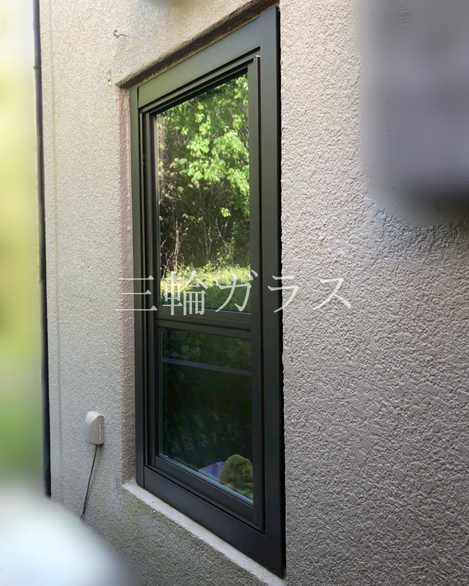 三輪ガラスの【愛知県日進市】浴室のルーバー窓をカバー工法でリフォーム！LIXILリプラスでヒートショック対策の施工後の写真1