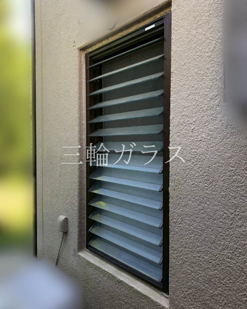 三輪ガラスの【愛知県日進市】浴室のルーバー窓をカバー工法でリフォーム！LIXILリプラスでヒートショック対策の施工前の写真1