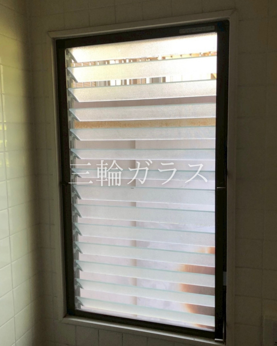 三輪ガラスの【愛知県日進市】浴室のルーバー窓をカバー工法でリフォーム！LIXILリプラスでヒートショック対策の施工前の写真2