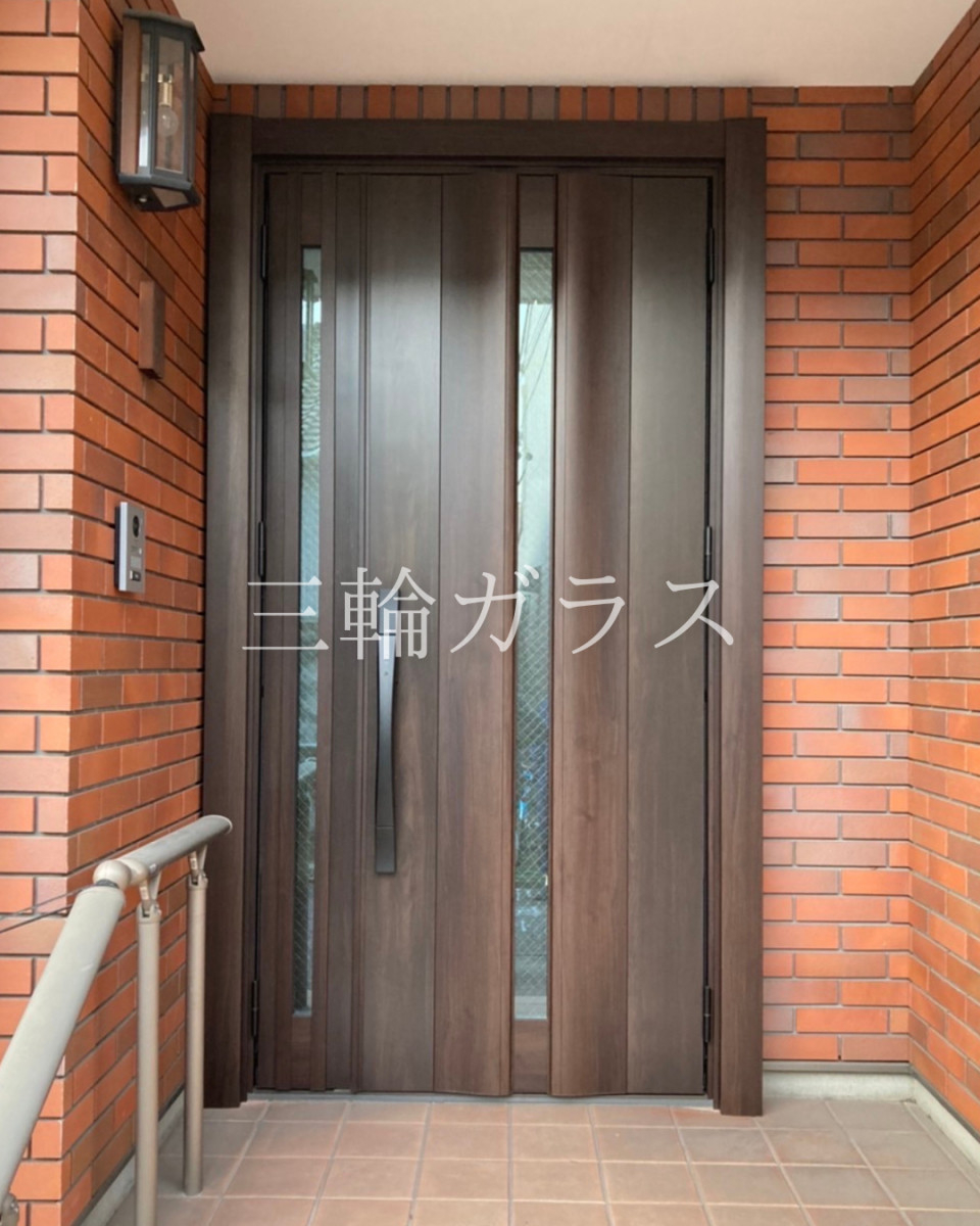 三輪ガラスの【名古屋市】築17年の玄関をリフレッシュ！防火戸リシェントで鍵のストレスを解消したリフォーム事例の施工後の写真1