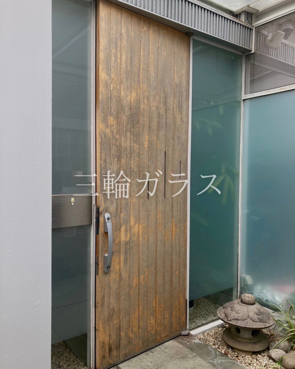 三輪ガラスの【刈谷市】鉄骨造の特注玄関をリフォーム！高さ2.6mの“リシェント”ハイサイズモデル施工事例 ✨の施工前の写真1