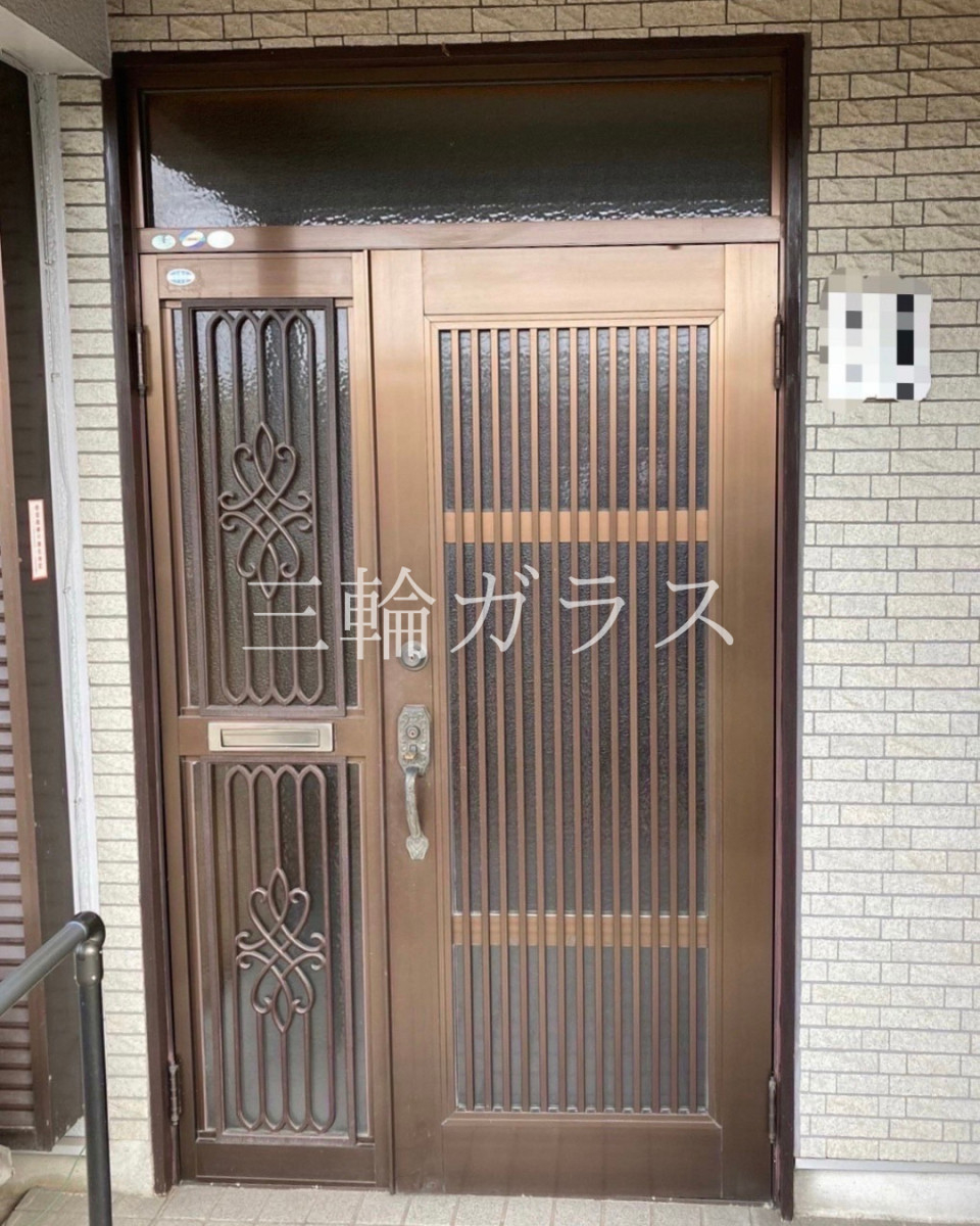 三輪ガラスの【東海市】「玄関の鍵が閉まらない…」築35年の悩みを1日で解決！東海市の玄関・門扉リフォーム事例の施工前の写真1