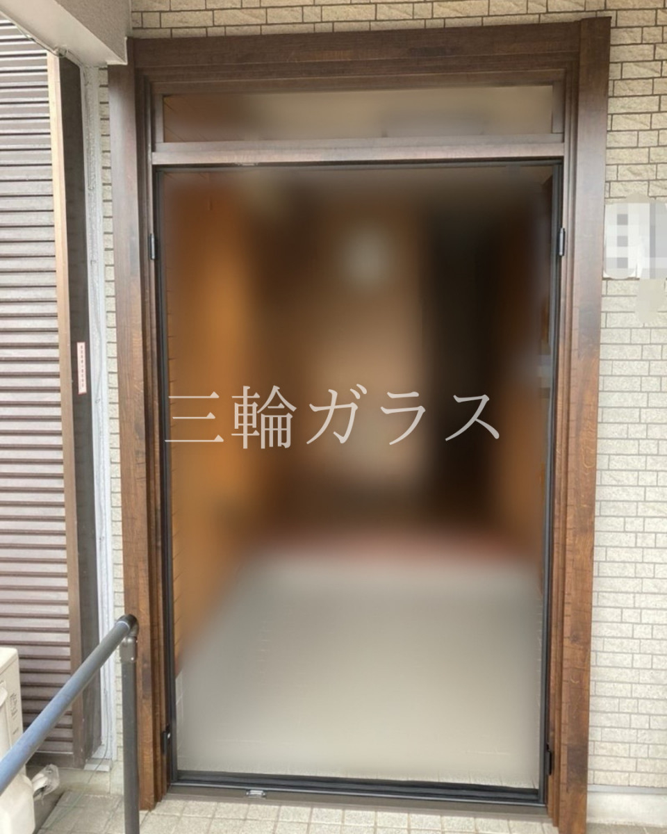 三輪ガラスの【東海市】「玄関の鍵が閉まらない…」築35年の悩みを1日で解決！東海市の玄関・門扉リフォーム事例の施工前の写真3