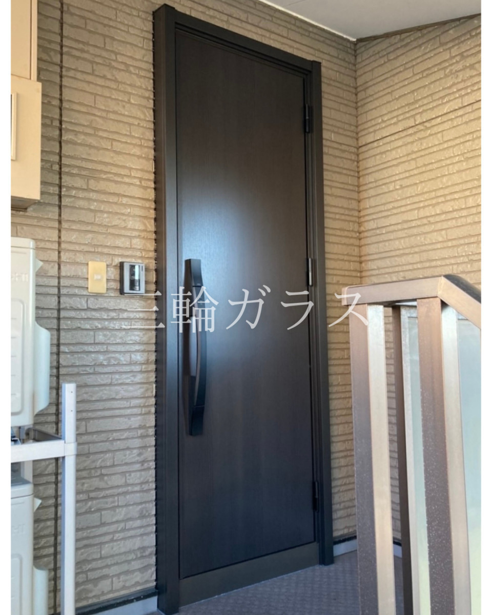 三輪ガラスの【名古屋市】防犯・断熱強化！LIXILリシェント玄関ドア3（M17型）への防火戸交換リフォーム事例の施工後の写真1
