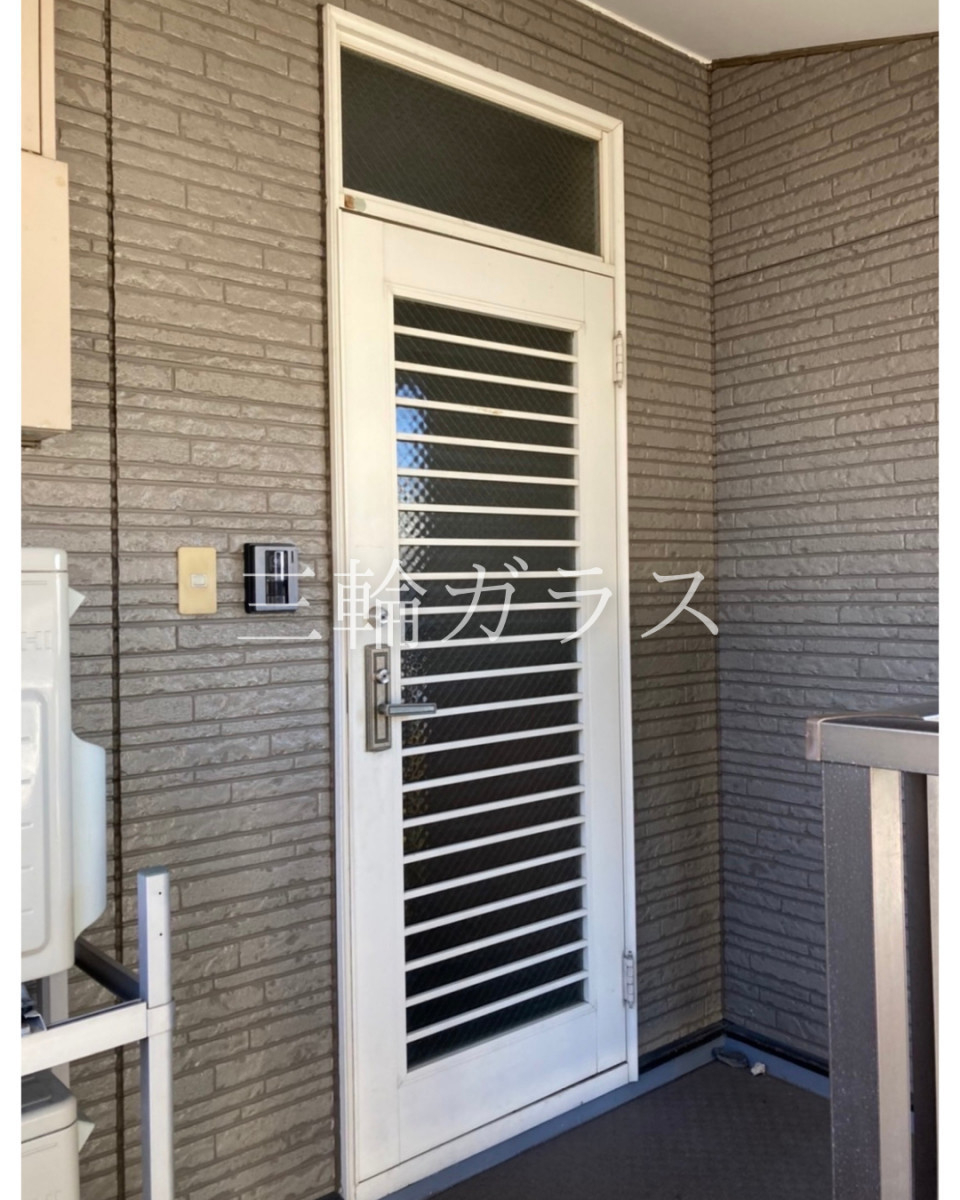 三輪ガラスの【名古屋市】防犯・断熱強化！LIXILリシェント玄関ドア3（M17型）への防火戸交換リフォーム事例の施工前の写真1