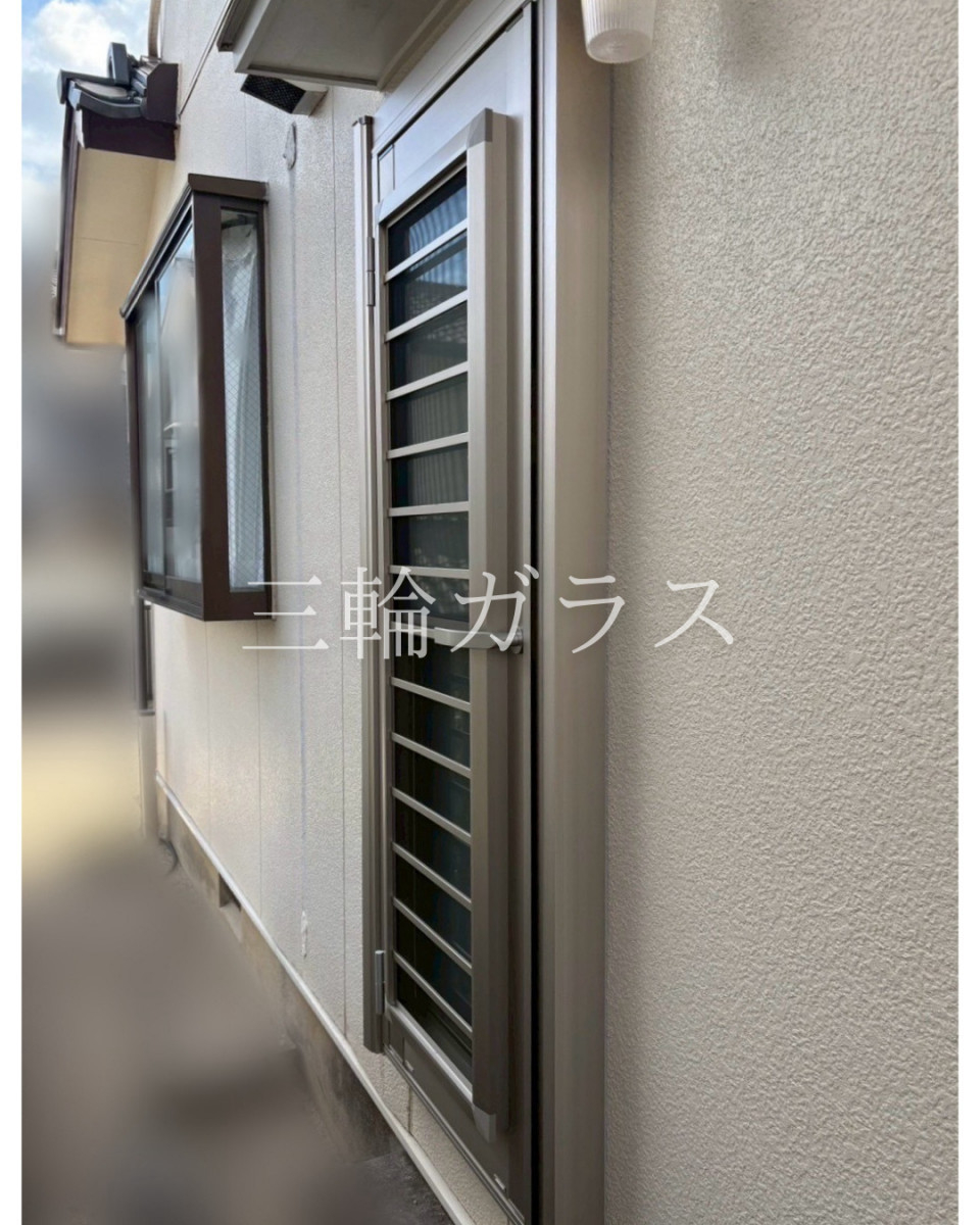 三輪ガラスの【豊田市】勝手口ドア「防犯×採風」でキッチンを快適に！シリンダーレス仕様のYKKドアリモ事例の施工後の写真1