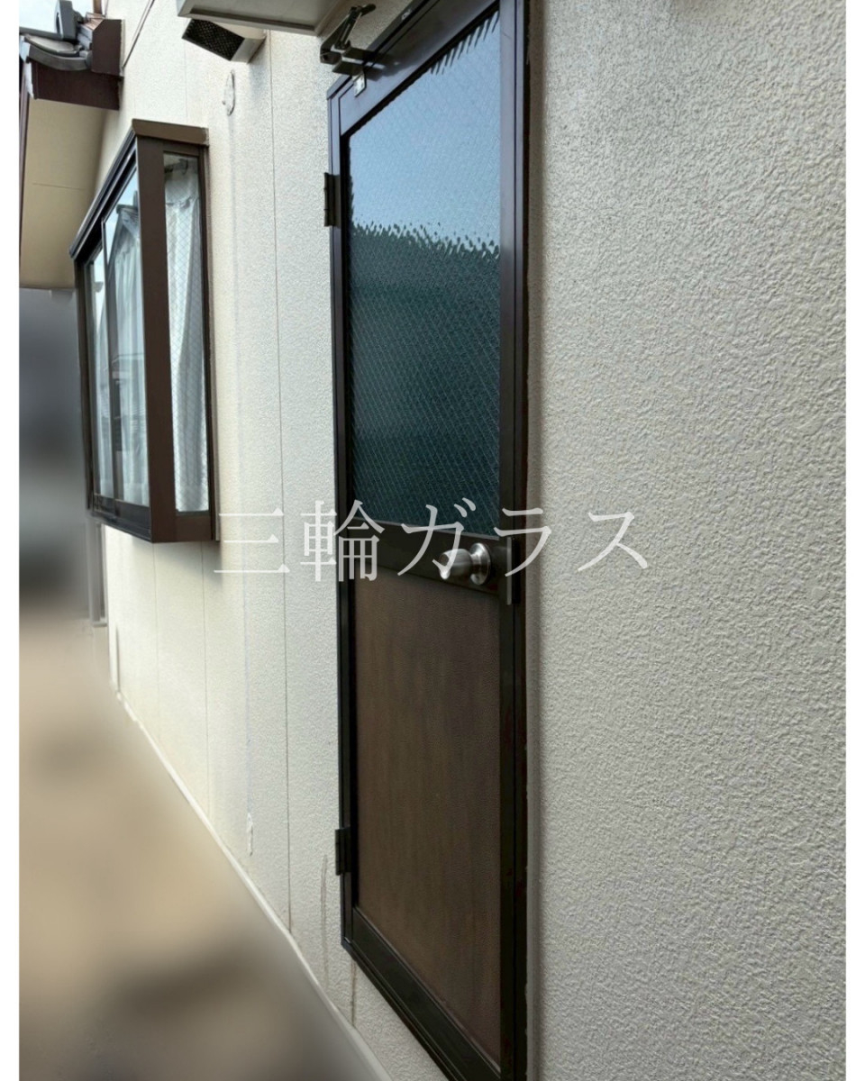 三輪ガラスの【豊田市】勝手口ドア「防犯×採風」でキッチンを快適に！シリンダーレス仕様のYKKドアリモ事例の施工前の写真1