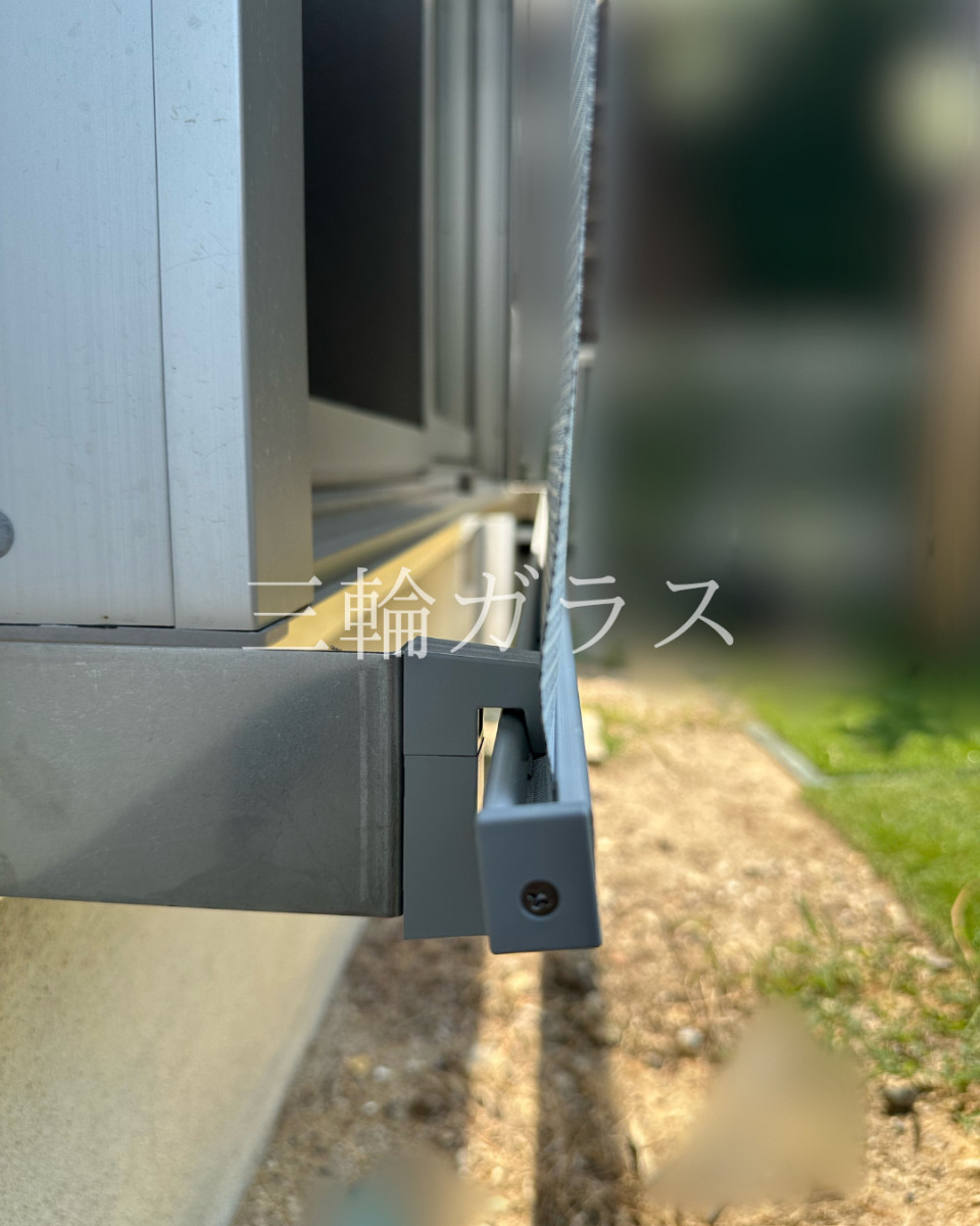 三輪ガラスの【豊明市】ペットの無駄吠え・日差し対策に！LIXILスタイルシェード事例！電動シャッター付窓へ取付けの施工後の写真2