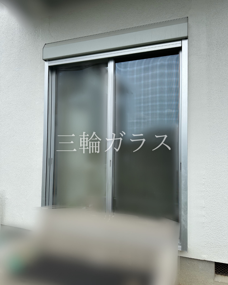 三輪ガラスの【豊明市】ペットの無駄吠え・日差し対策に！LIXILスタイルシェード事例！電動シャッター付窓へ取付けの施工前の写真1