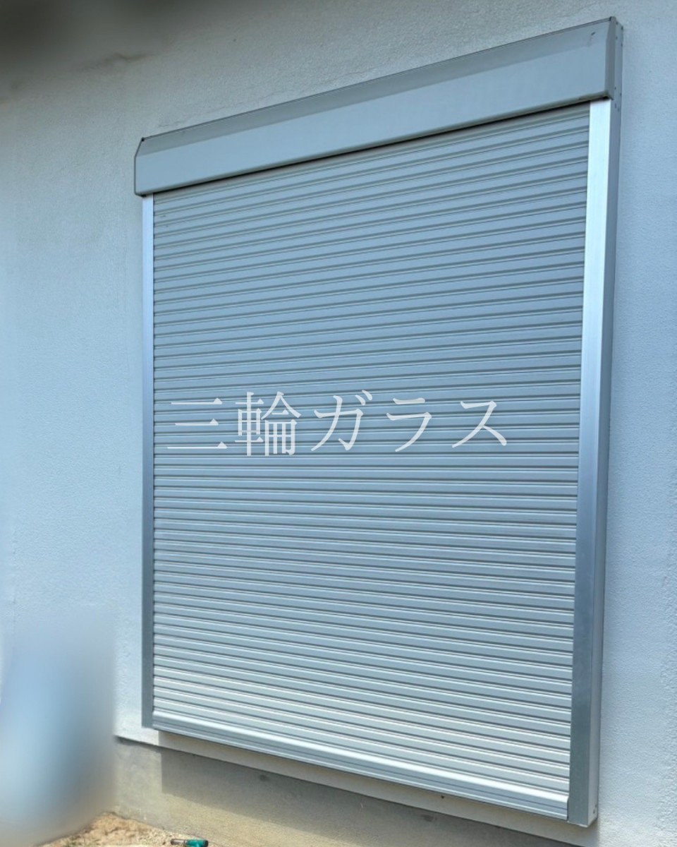 三輪ガラスの【豊明市】ペットの無駄吠え・日差し対策に！LIXILスタイルシェード事例！電動シャッター付窓へ取付けの施工前の写真2