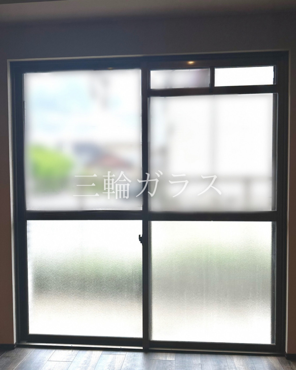 三輪ガラスの【大府市】視線も暑さもサヨナラ！マンションで叶えた「型ガラス」内窓リフォームの施工前の写真1