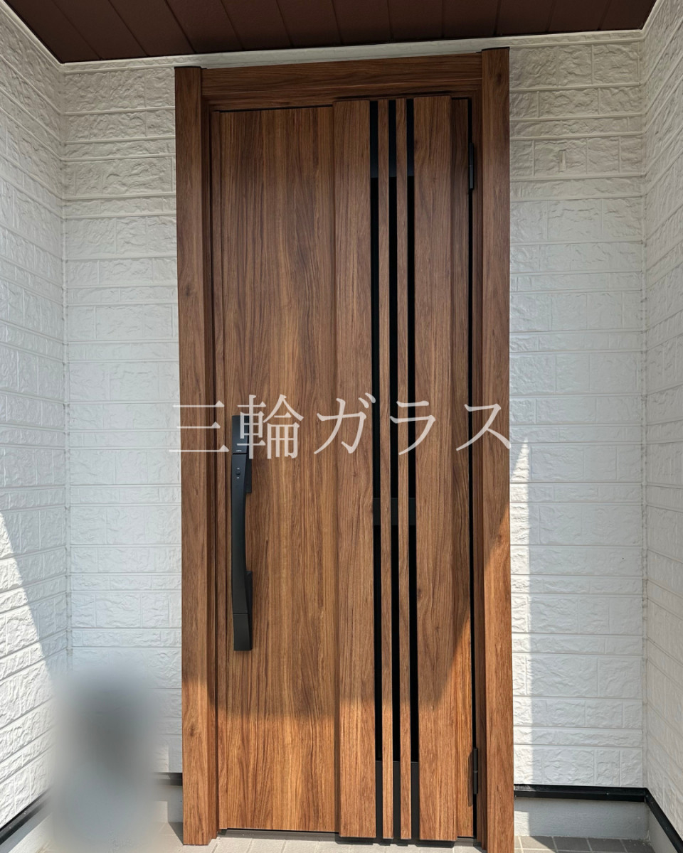 三輪ガラスの【名古屋市】人気のリシェント採風タイプ！木目調が美しいチーク色で心機一転✨清潔な玄関で運気アップ♪の施工後の写真1