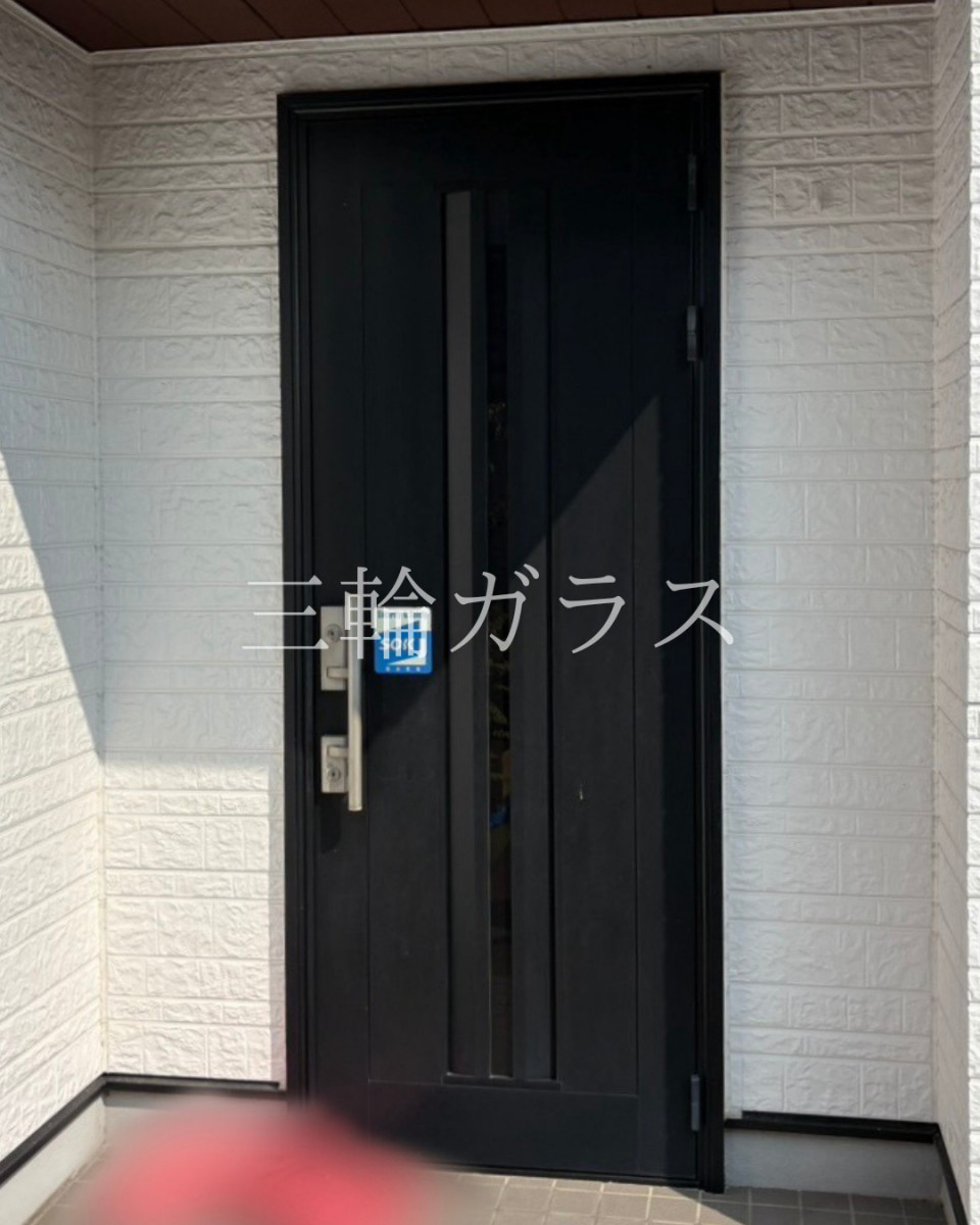 三輪ガラスの【名古屋市】人気のリシェント採風タイプ！木目調が美しいチーク色で心機一転✨清潔な玄関で運気アップ♪の施工前の写真1