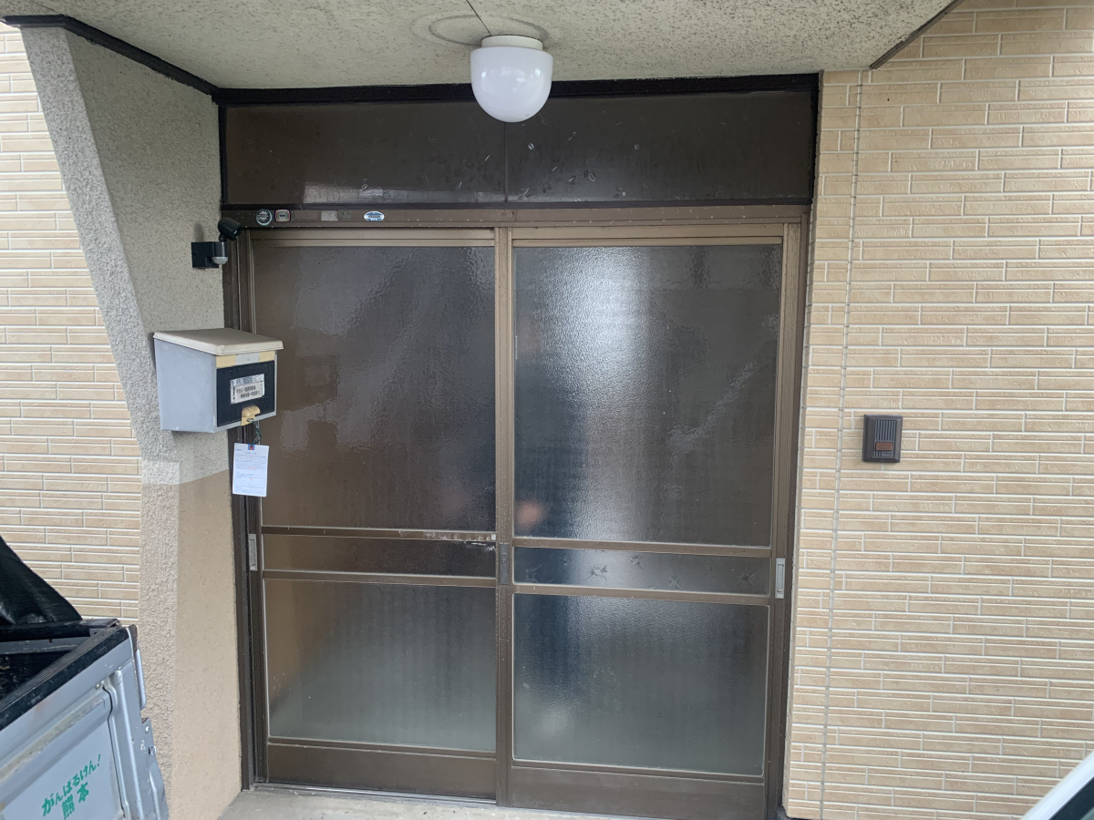 永尾硝子の玄関引戸取替工事の施工前の写真1
