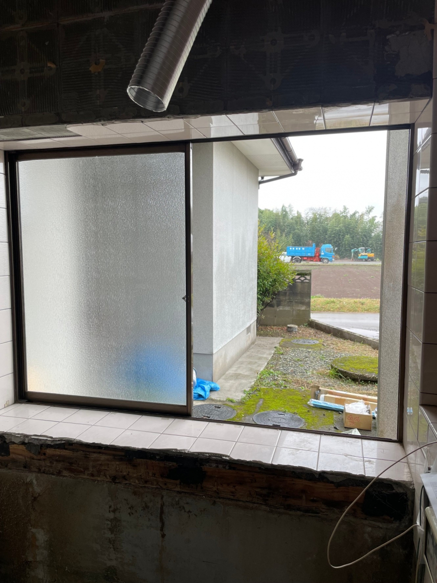 永尾硝子の浴室窓交換工事の施工前の写真2