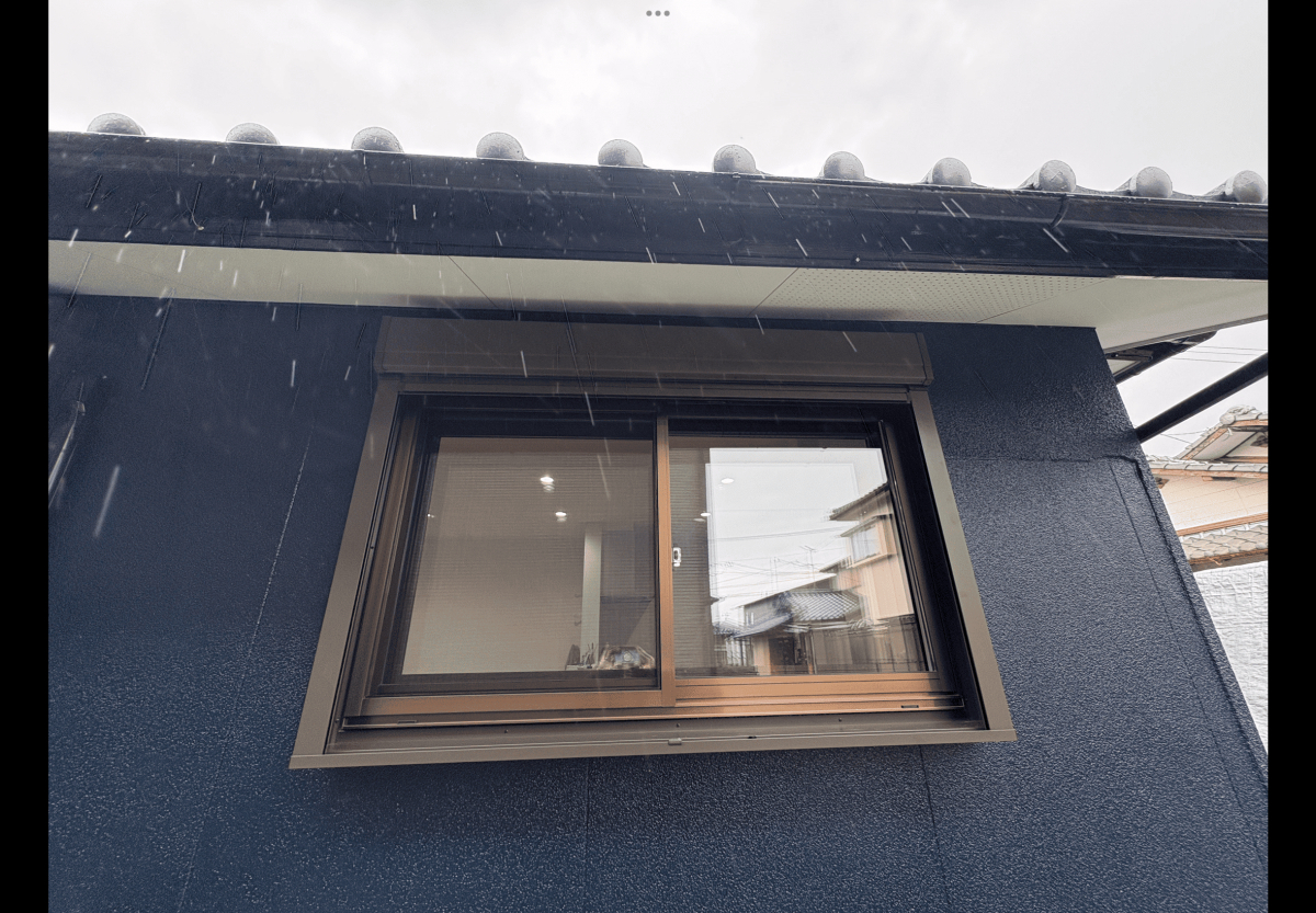 永尾硝子の雨戸シャッター取付工事の施工後の写真1
