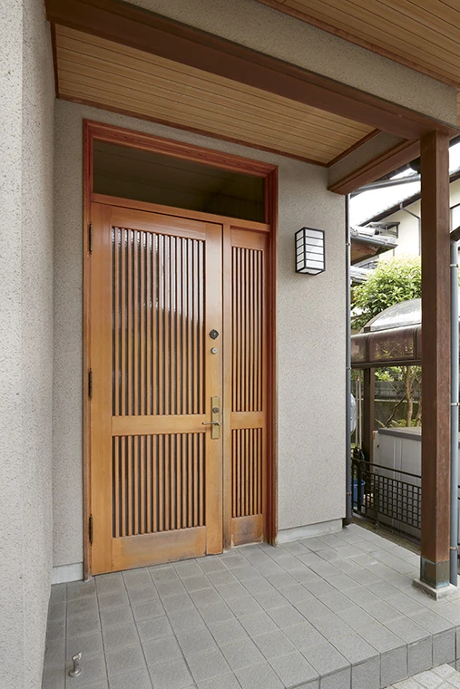 デンヒチ Rihoの1日で完成！総額64万円の玄関ドアリフォームで”もっと家を好き”になろう。の施工前の写真1