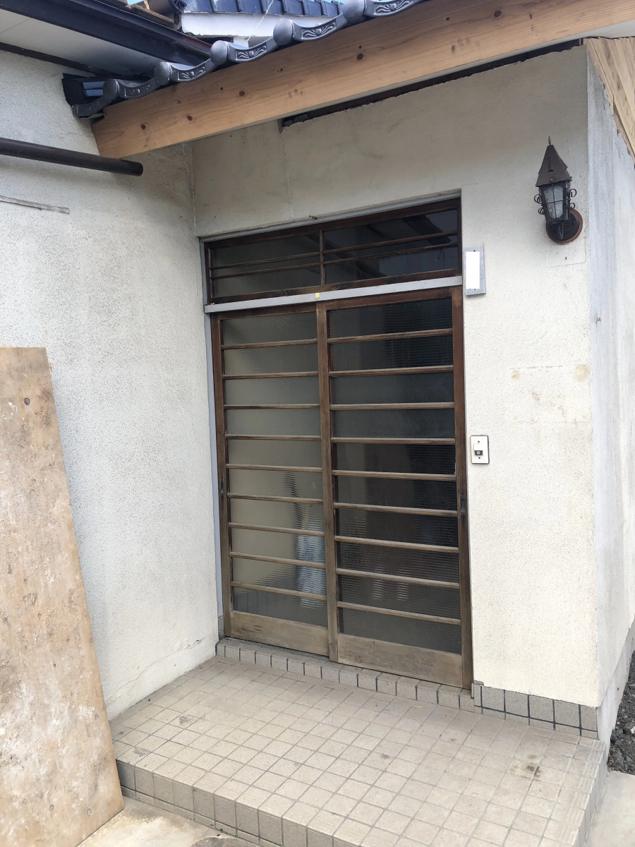 デンヒチ Rihoの玄関引戸を１日で取替リフォーム！の施工前の写真1