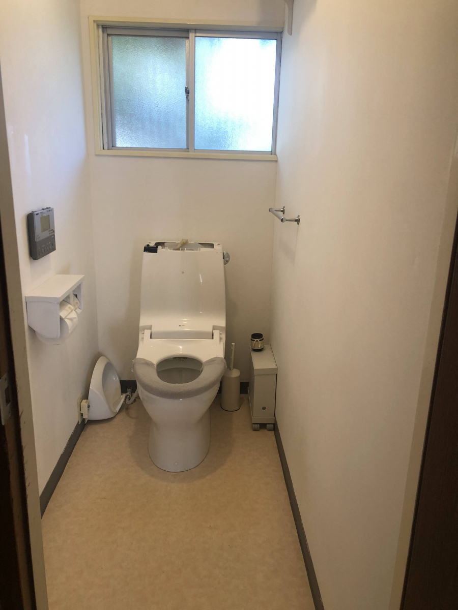 デンヒチ Rihoのトイレを1日で取替リフォーム、トイレ空間を快適に！の施工前の写真1