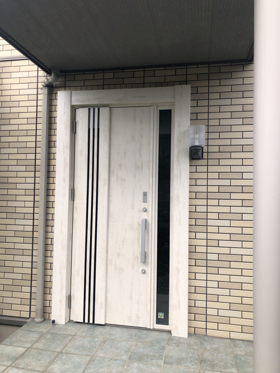 デンヒチ Rihoの錆びた玄関ドアを高断熱玄関ドアに１日で取替リフォーム！の施工後の写真1