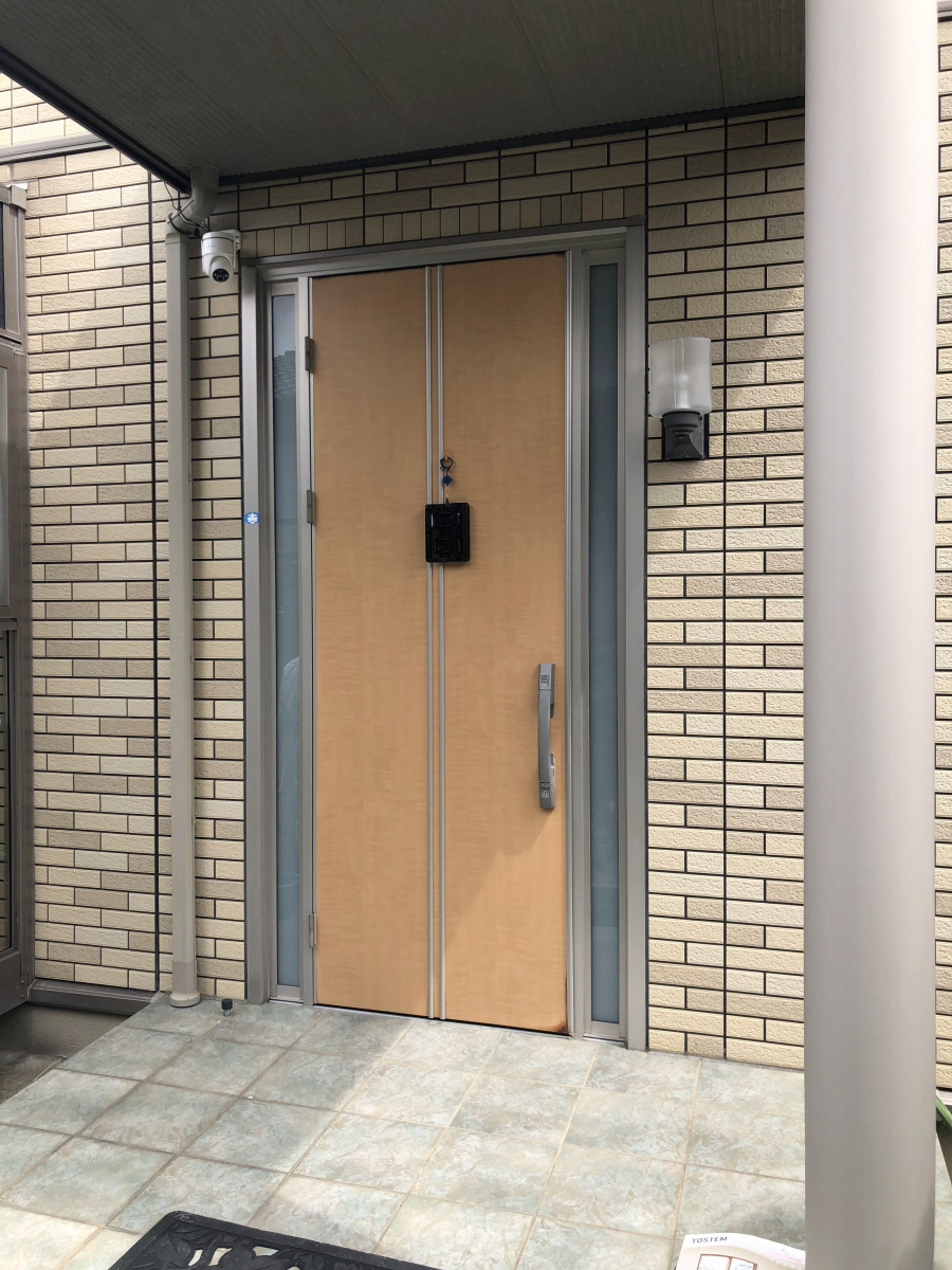 デンヒチ Rihoの錆びた玄関ドアを高断熱玄関ドアに１日で取替リフォーム！の施工前の写真1
