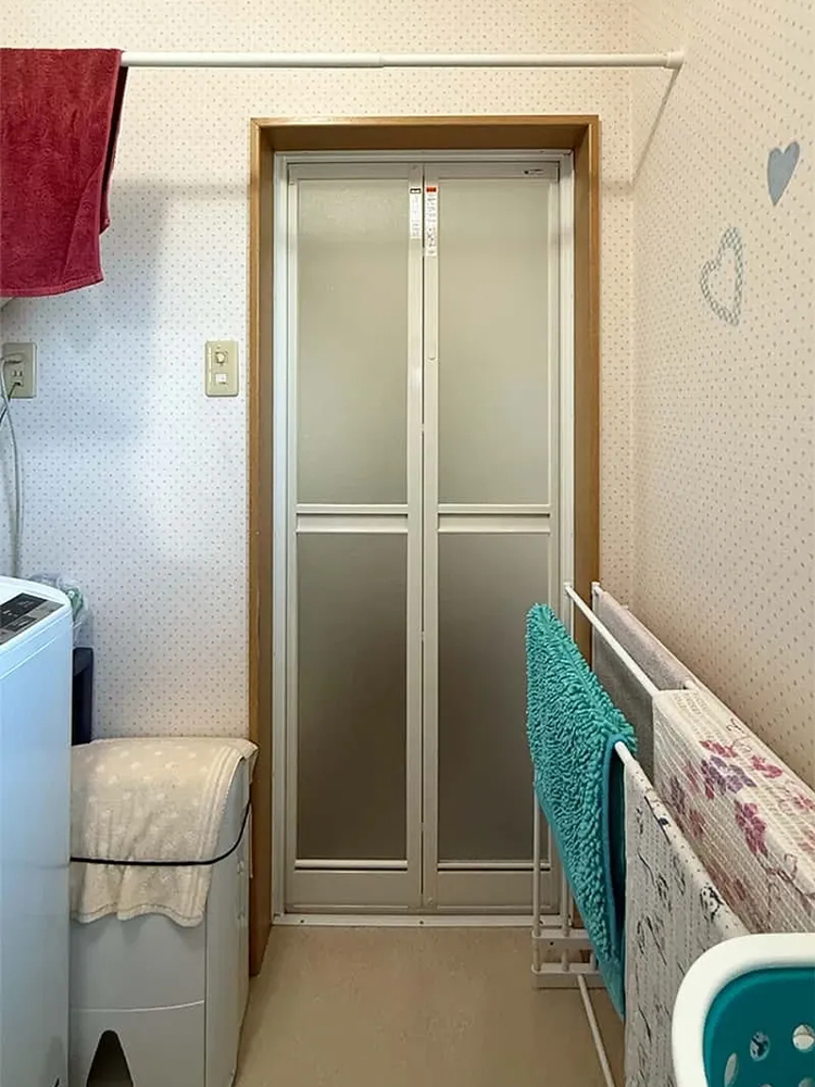 デンヒチ Rihoの福岡県糟屋郡宇美町・築30年の​​戸建て​​住宅の​​浴室折れ戸の​​リフォームを​​実施しました！の施工後の写真1