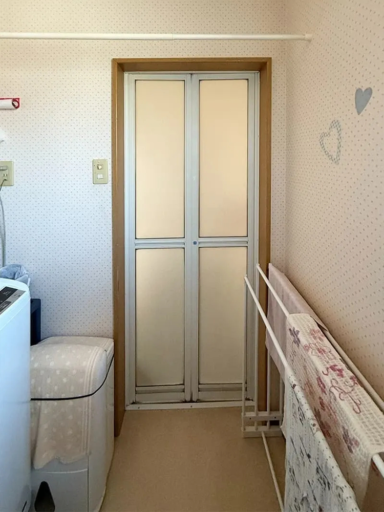 デンヒチ Rihoの福岡県糟屋郡宇美町・築30年の​​戸建て​​住宅の​​浴室折れ戸の​​リフォームを​​実施しました！の施工前の写真1