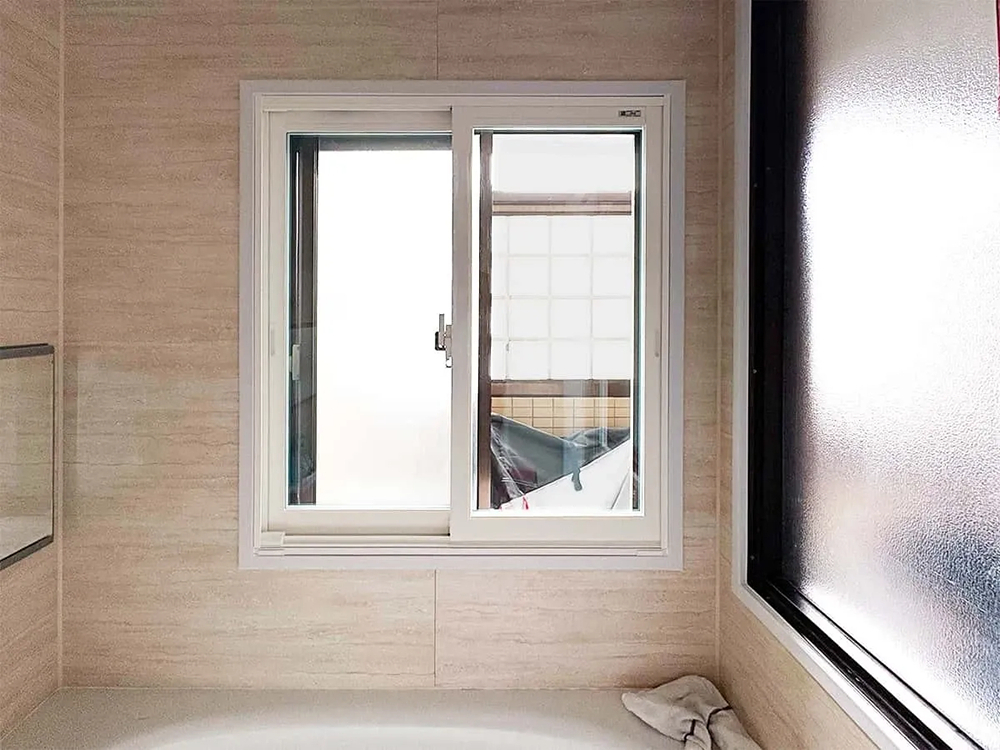 デンヒチ Rihoの福岡市早良区百道浜・築35年のマンションの内窓(二重窓)断熱リフォームを実施しました!の施工後の写真1