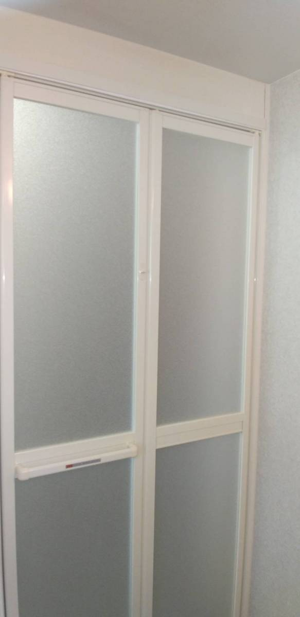 ヤマト・トーヨー住器の《浴室中折れドア》交換工事の施工後の写真1