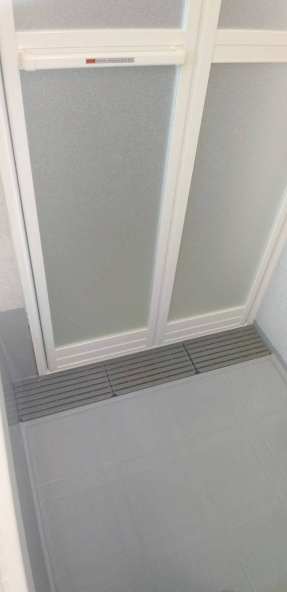 ヤマト・トーヨー住器の《浴室中折れドア》交換工事の施工後の写真2