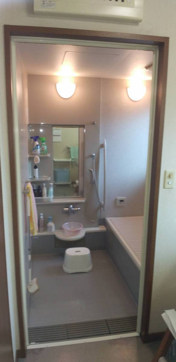 ヤマト・トーヨー住器の《浴室中折れドア》交換工事の施工前の写真1