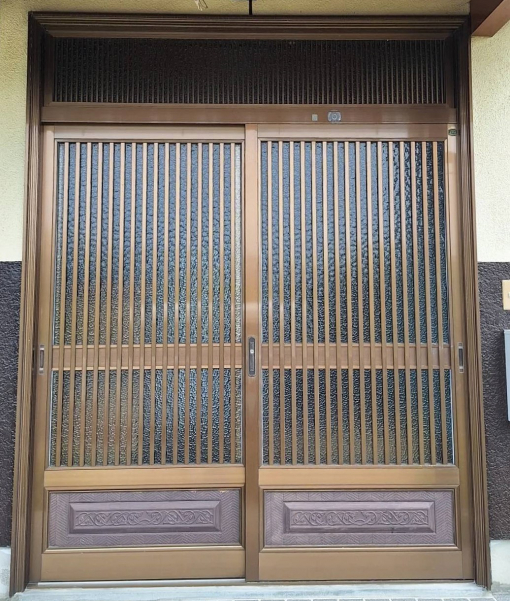 ヤマト・トーヨー住器の玄関引戸　取替工事の施工前の写真1