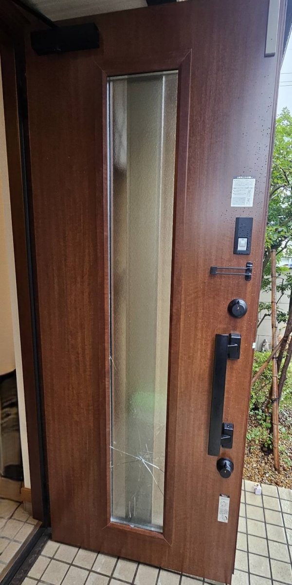 城北トーヨー住器のリシェント玄関ドアのガラス交換の施工前の写真1