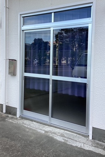 ウグイスヤトーヨー住器の店舗引き戸取替工事の施工後の写真1