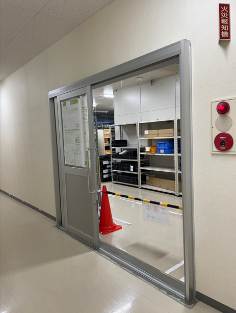 ウグイスヤトーヨー住器の両開きドアから2枚連動片引き戸へ交換の施工後の写真1