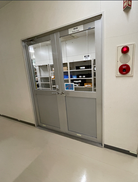 ウグイスヤトーヨー住器の両開きドアから2枚連動片引き戸へ交換の施工前の写真1