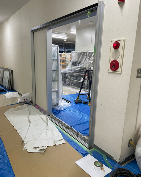 ウグイスヤトーヨー住器の両開きドアから2枚連動片引き戸へ交換の施工前の写真2