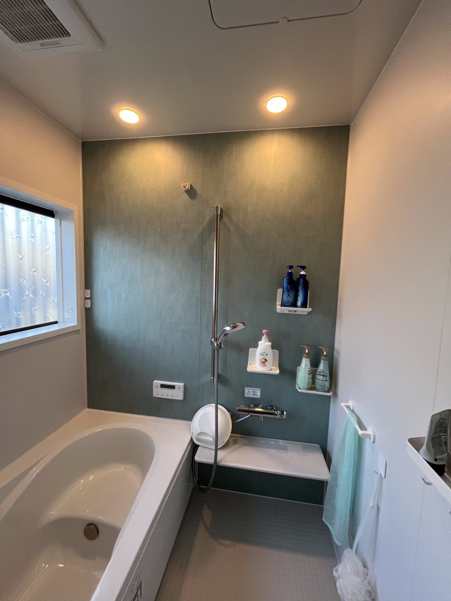 ウグイスヤトーヨー住器のタイルのお風呂からユニットバスへの施工後の写真1