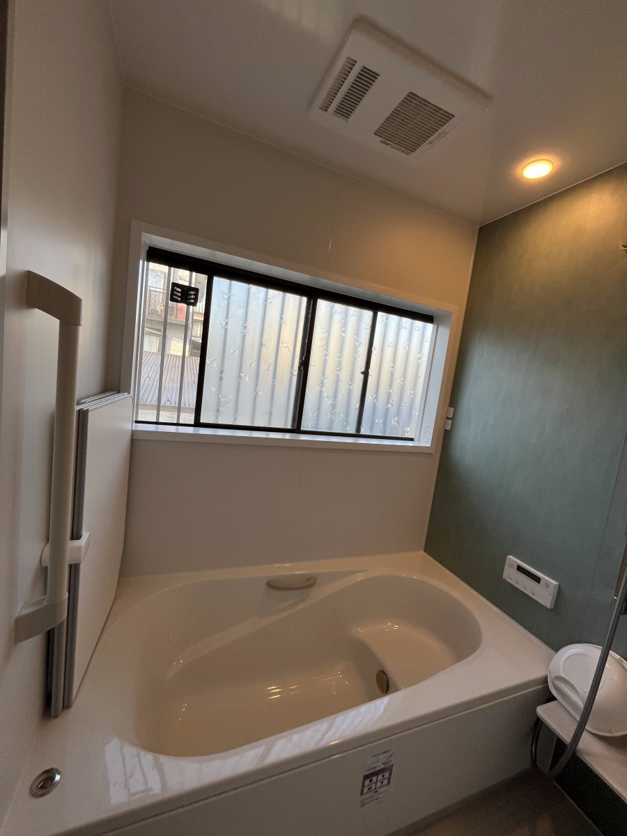 ウグイスヤトーヨー住器のタイルのお風呂からユニットバスへの施工後の写真2