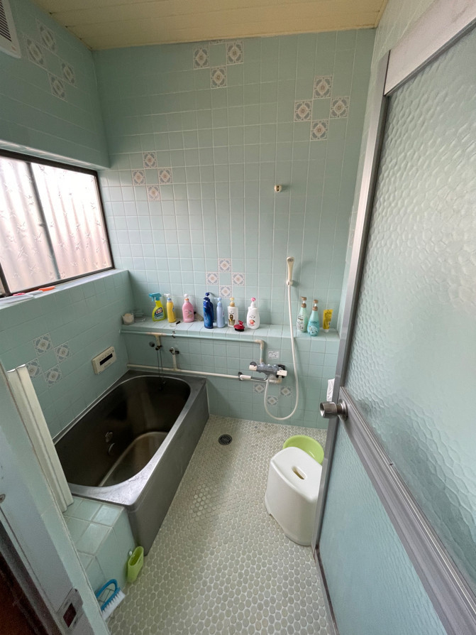 ウグイスヤトーヨー住器のタイルのお風呂からユニットバスへの施工前の写真1
