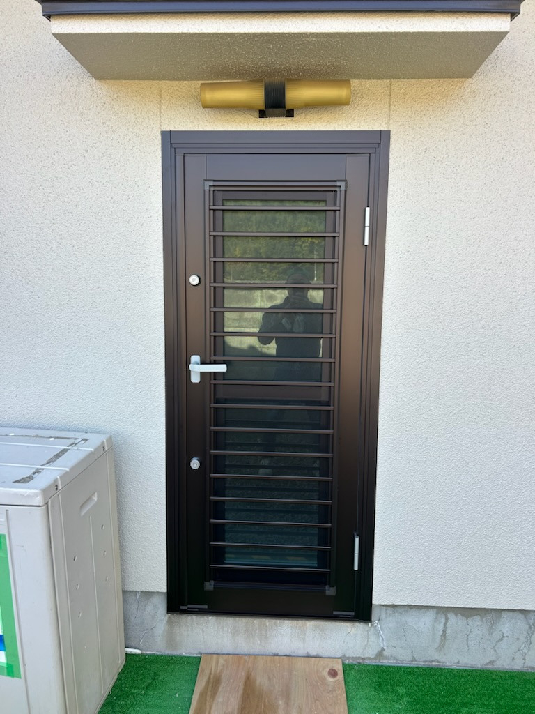 タナチョー 兵庫の勝手口をカバー工法でリフォームの施工後の写真1