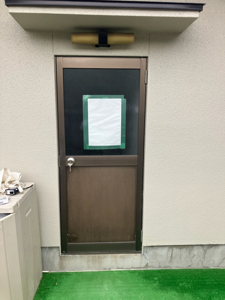 タナチョー 兵庫の勝手口をカバー工法でリフォームの施工前の写真1