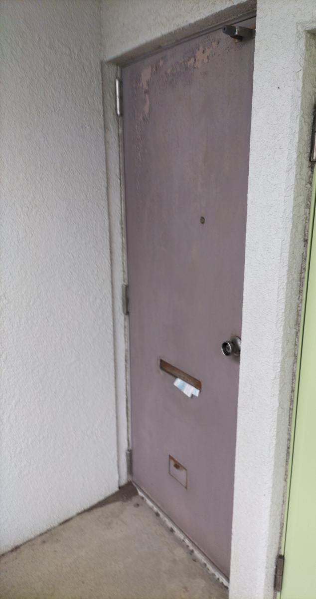 汐見サッシ販売の玄関リフォーム カバー工法の施工前の写真1