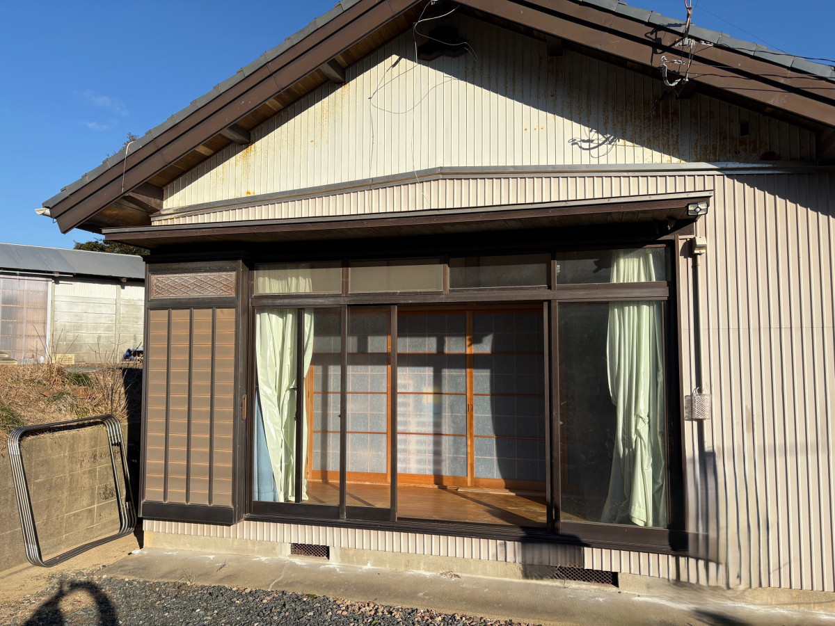 汐見サッシ販売のはつり工法による窓交換の施工前の写真1