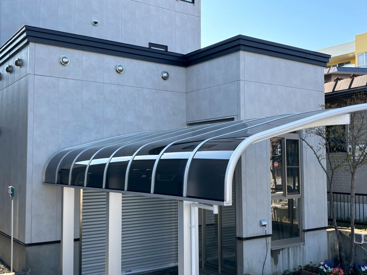 米塚硝子店のカーポートの屋根材を交換して快適な駐車空間に!!の施工後の写真1