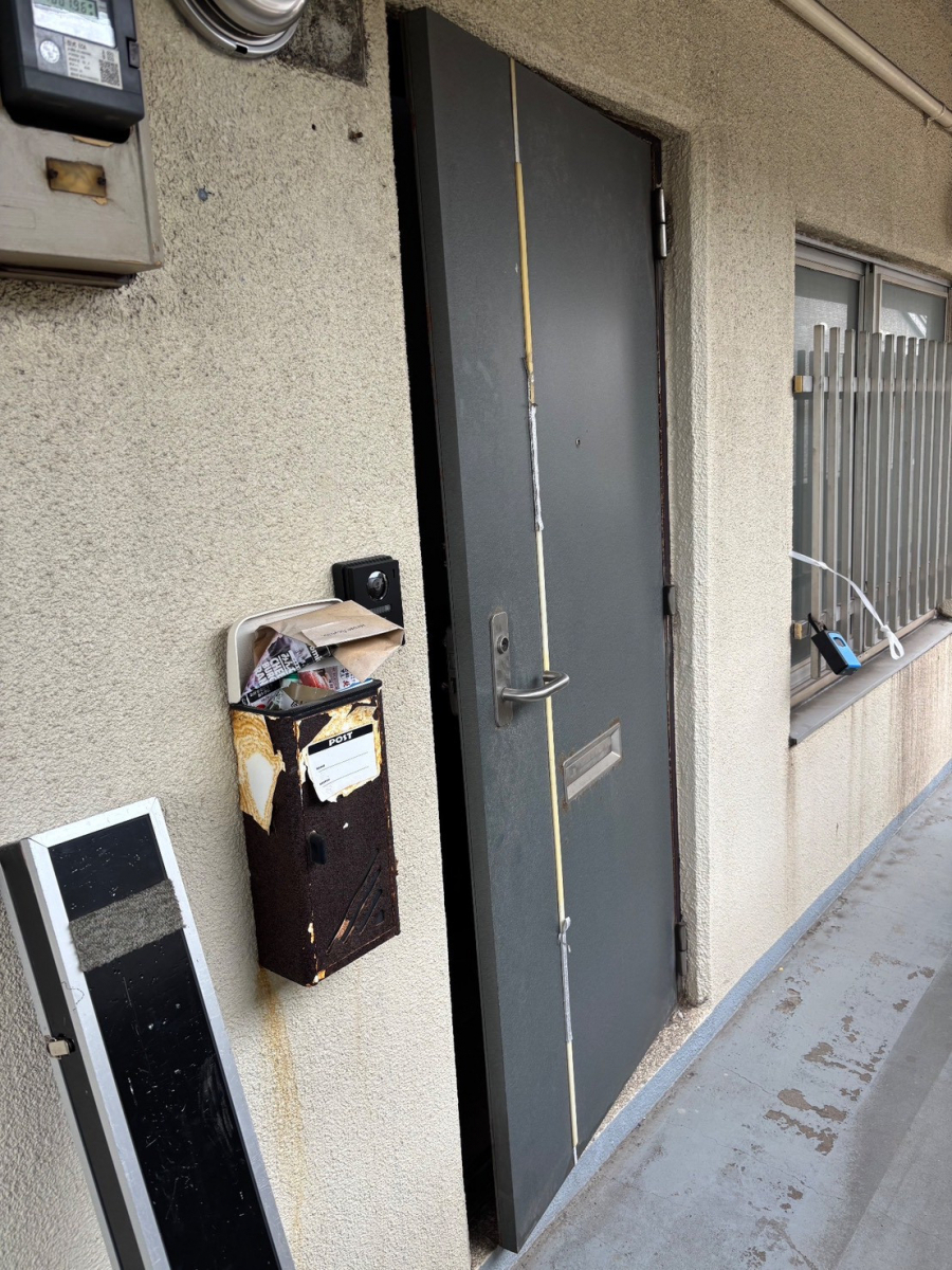 米塚硝子店の玄関ドアを交換して毎日が快適に！断熱・防犯・デザイン性アップ！の施工前の写真1