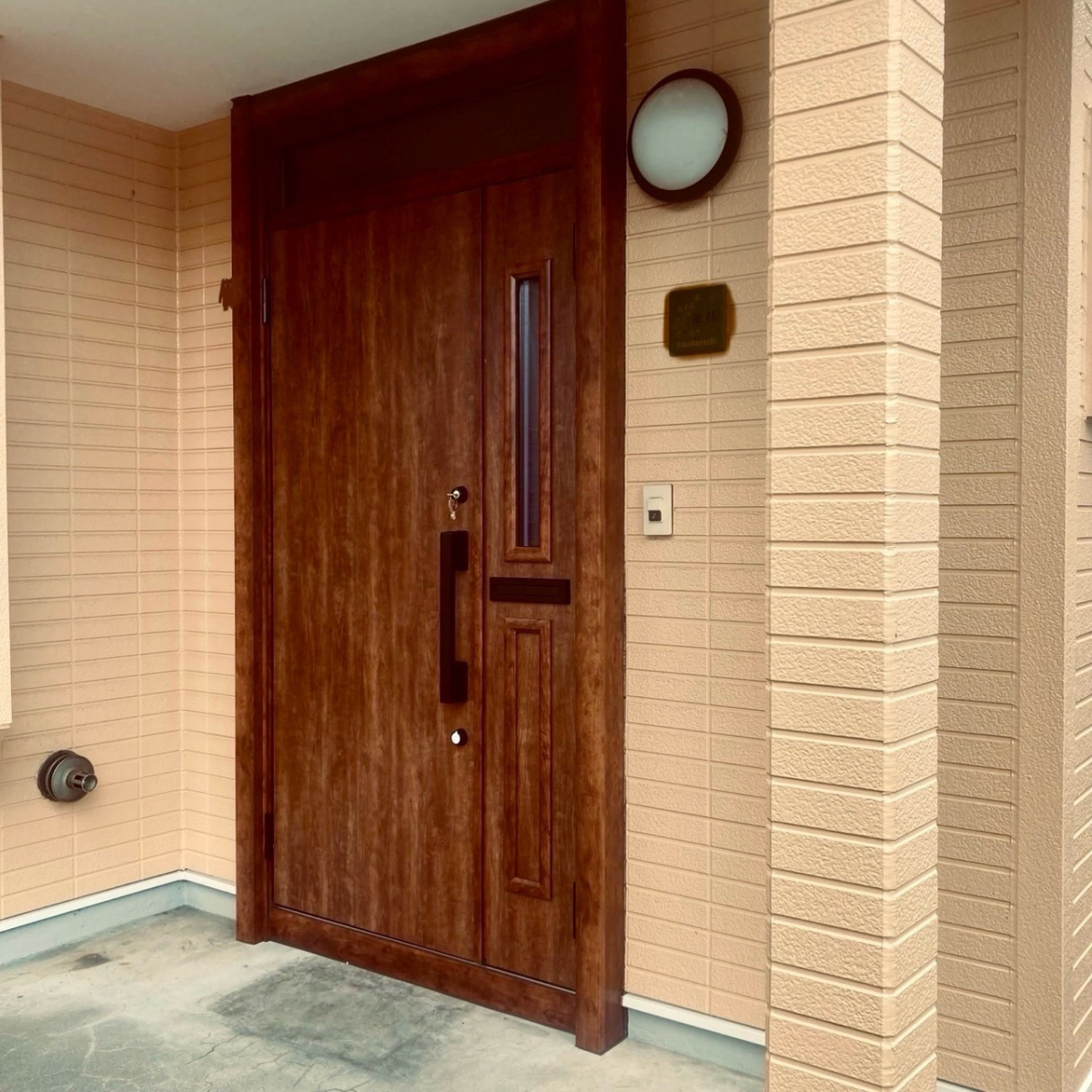 米塚硝子店の玄関ドアを1日でリフォーム！LIXILリシェントの断熱効果がすごい｜登別の施工例の施工後の写真2