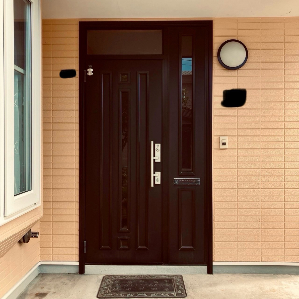 米塚硝子店の玄関ドアを1日でリフォーム！LIXILリシェントの断熱効果がすごい｜登別の施工例の施工前の写真1
