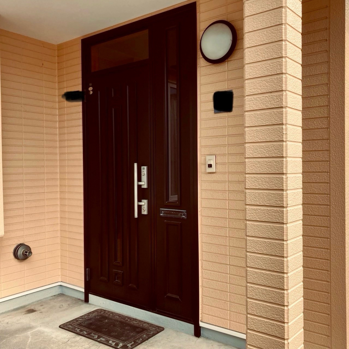 米塚硝子店の玄関ドアを1日でリフォーム！LIXILリシェントの断熱効果がすごい｜登別の施工例の施工前の写真2