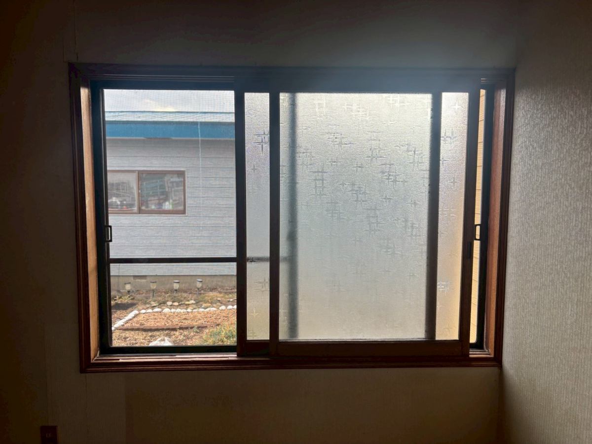 米塚硝子店の苫小牧市｜LIXILインプラスで内窓リフォーム｜先進的窓リノベ補助金で断熱UPの施工前の写真1